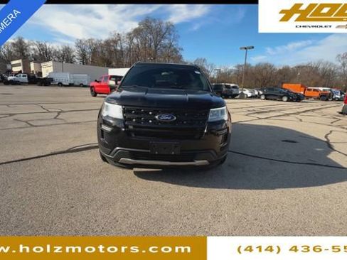 Used 2018 Ford Explorer XLT image 3
