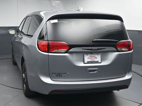 Used 2020 Chrysler Pacifica Touring w/ S Appearance Package FWD image 6