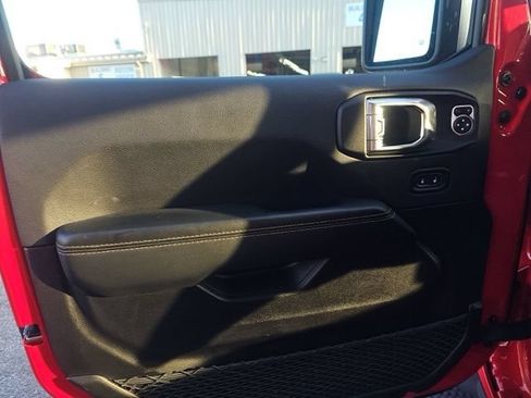 Used 2025 Jeep Wrangler Unlimited Sahara AWD/4WD image 18