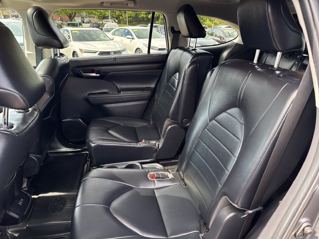 Used 2023 Toyota Highlander XLE AWD/4WD image 38