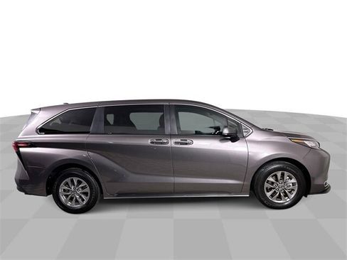 Used 2022 Toyota Sienna XLE image 9