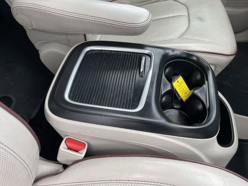 Used 2020 Chrysler Pacifica Limited image 29