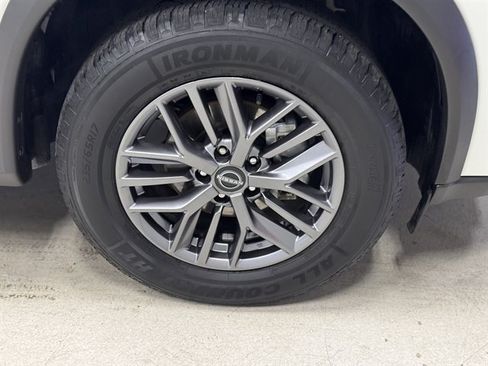 Used 2024 Nissan Rogue S AWD/4WD image 9