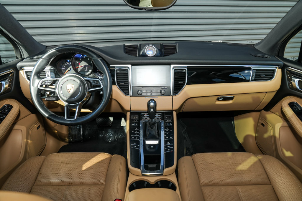 Certified 2018 Porsche Macan AWD/4WD image 28