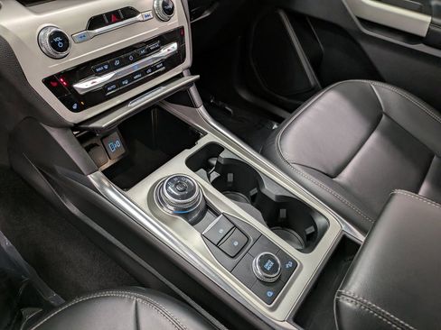 Used 2022 Ford Explorer XLT w/ Equipment Group 202A image 13