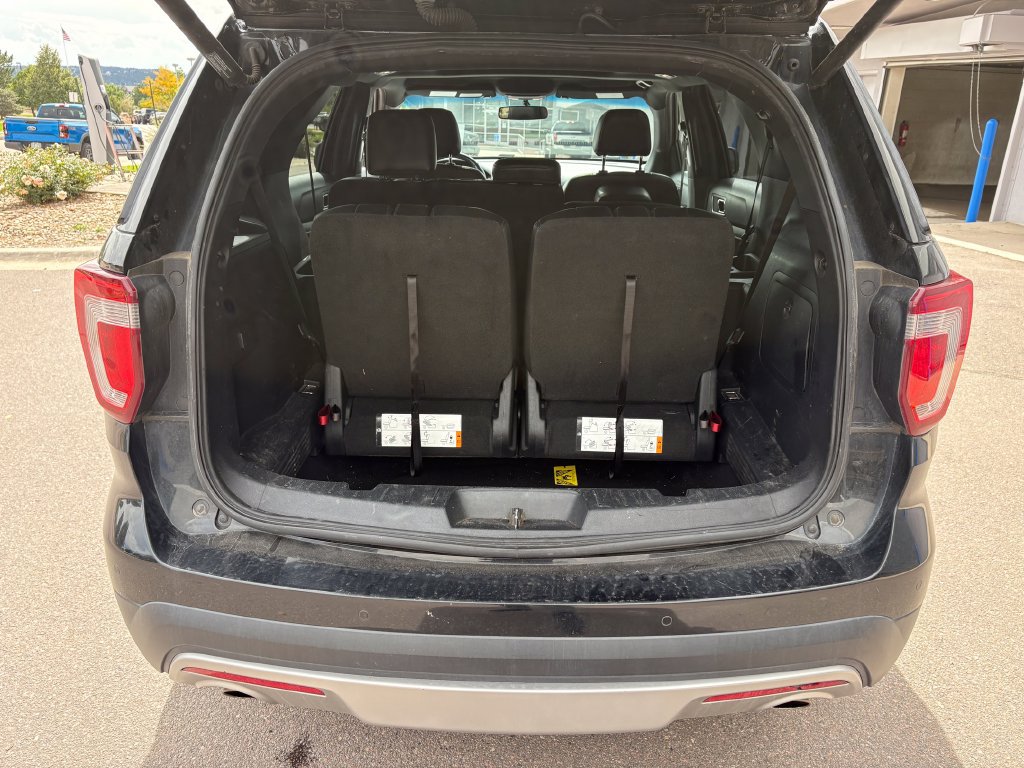 Used 2017 Ford Explorer XLT w/ Equipment Group 202A AWD/4WD image 27