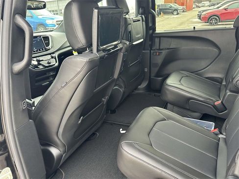 New 2026 Chrysler Pacifica Select image 10