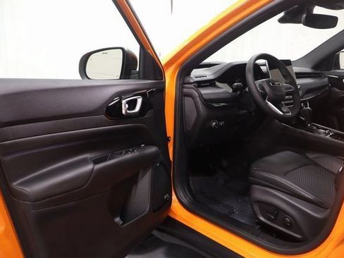 Used 2026 Jeep Compass Latitude w/ Sun and Sound Group AWD/4WD image 20