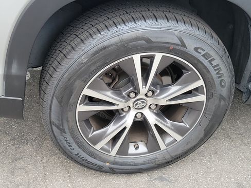 Used 2017 Toyota Highlander Plus FWD image 23