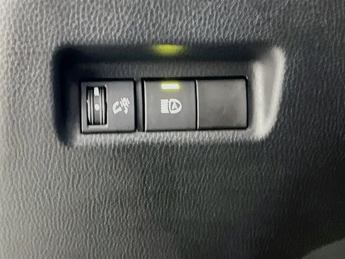 Used 2021 Toyota RAV4 LE image 10