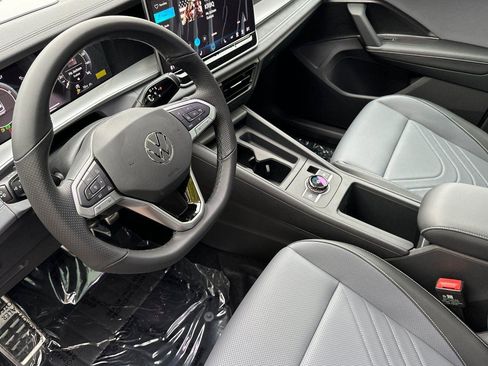 New 2026 Volkswagen Tiguan SE R-Line image 9