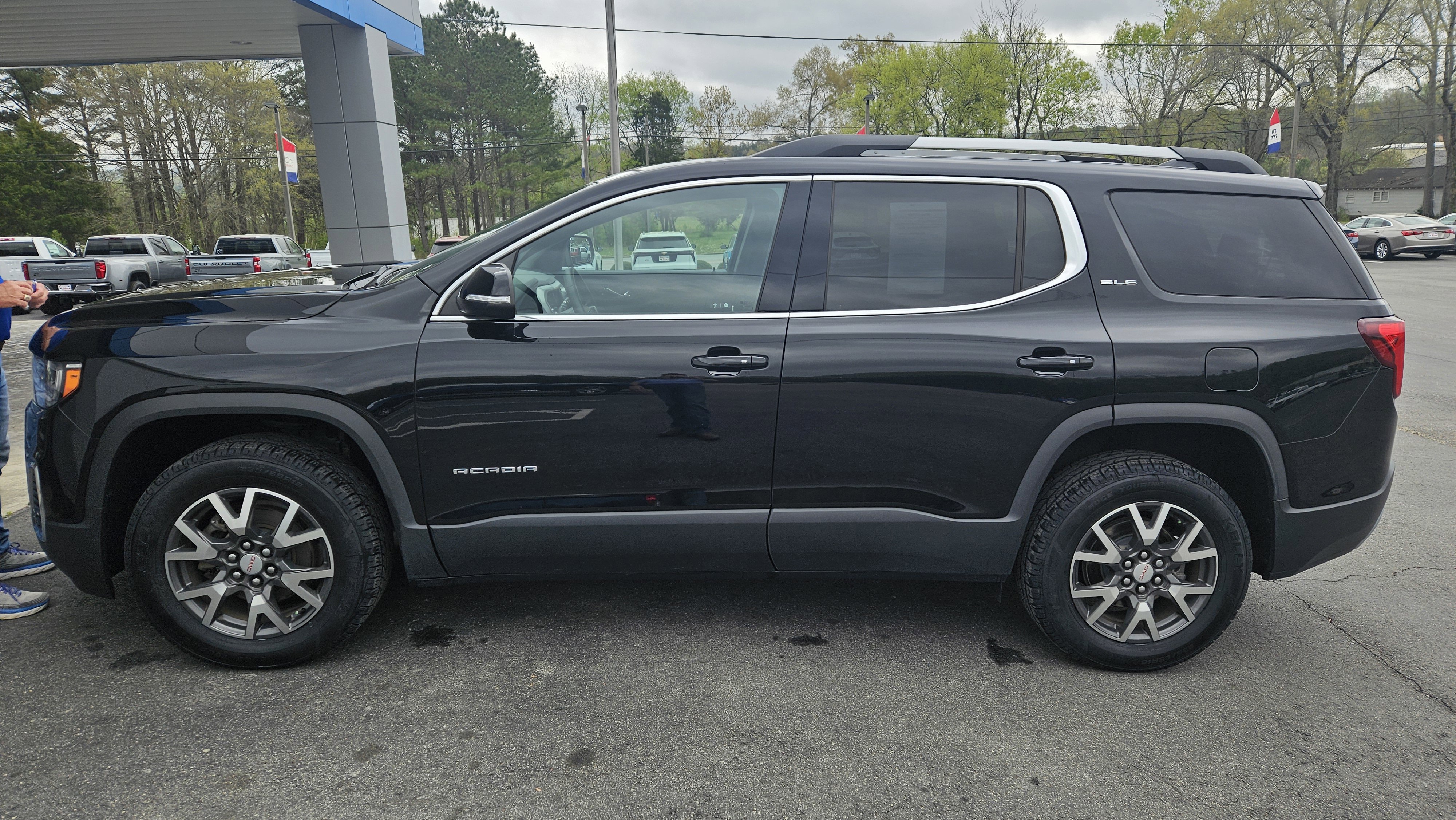 Used 2023 GMC Acadia SLE w/ Driver Convenience Package FWD image 1