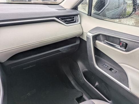 Used 2022 Toyota RAV4 XLE FWD image 16