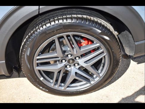 New 2025 Ford Explorer ST-Line w/ Premium Package RWD image 17