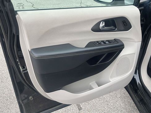 Used 2023 Chrysler Pacifica Touring-L FWD image 8