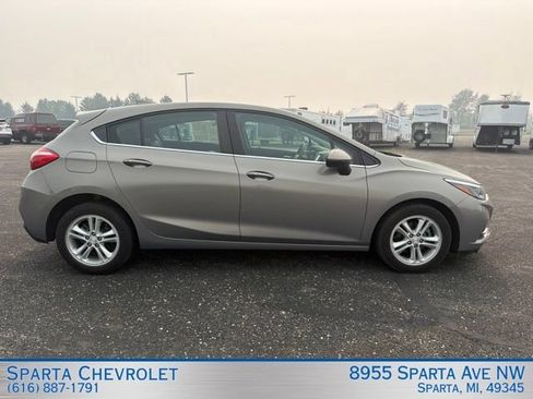 Used 2018 Chevrolet Cruze LT w/ Convenience Package FWD image 2