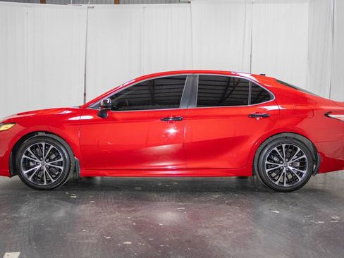 Used 2020 Toyota Camry SE image 5