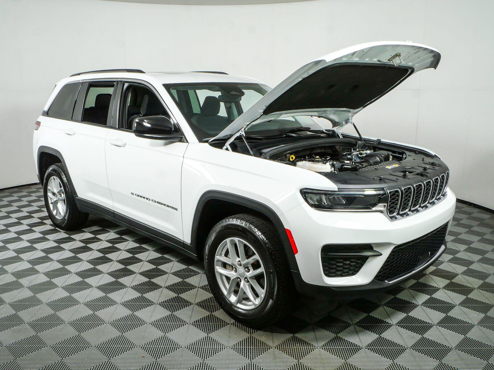 Used 2023 Jeep Grand Cherokee Laredo X AWD/4WD image 35