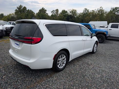 Used 2023 Chrysler Pacifica Touring-L FWD image 5