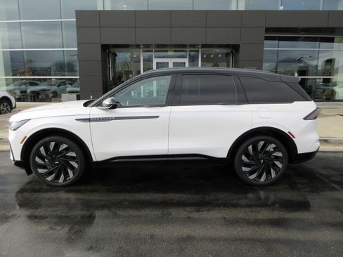 Used 2025 Lincoln Nautilus Reserve image 4