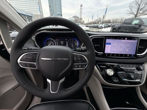 Used 2022 Chrysler Pacifica Limited image 16