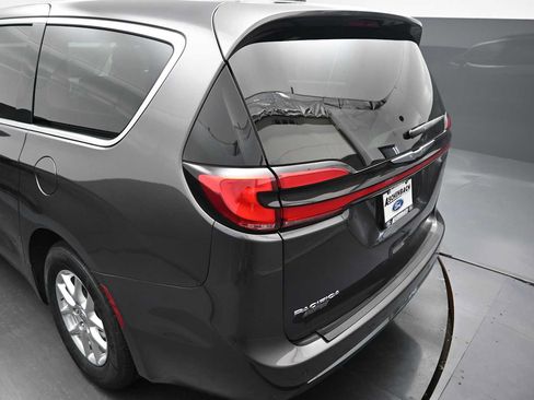 Used 2023 Chrysler Pacifica Touring-L FWD image 15