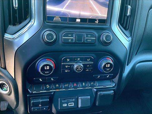 Used 2020 Chevrolet Silverado 1500 LT w/ Convenience Package AWD/4WD image 16