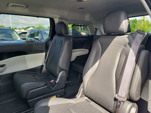 Certified 2024 Kia Carnival EX FWD image 9