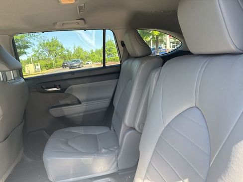 Used 2023 Toyota Highlander XLE image 10