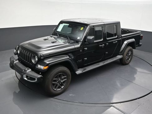 Used 2025 Jeep Gladiator Sport AWD/4WD image 14