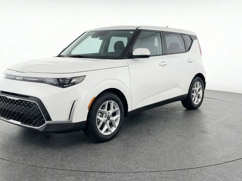 Used 2025 Kia Soul LX w/ LX Technology Package image 3