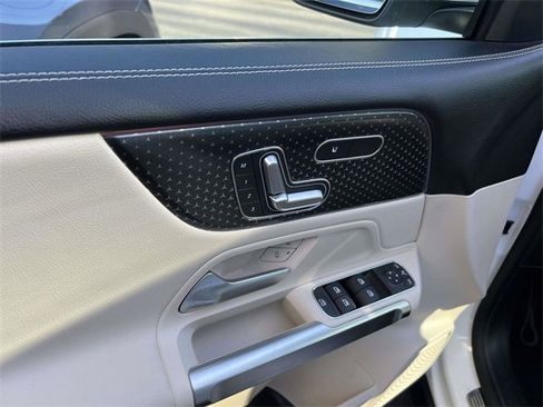 New 2025 Mercedes-Benz GLB 250 4MATIC image 15