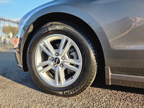 Used 2013 Ford Mustang Coupe RWD image 38