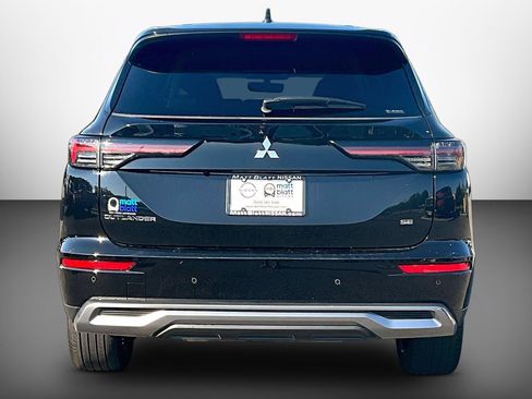 Used 2025 Mitsubishi Outlander SE AWD/4WD image 3