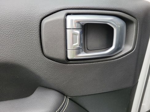 Used 2021 Jeep Gladiator Overland image 23