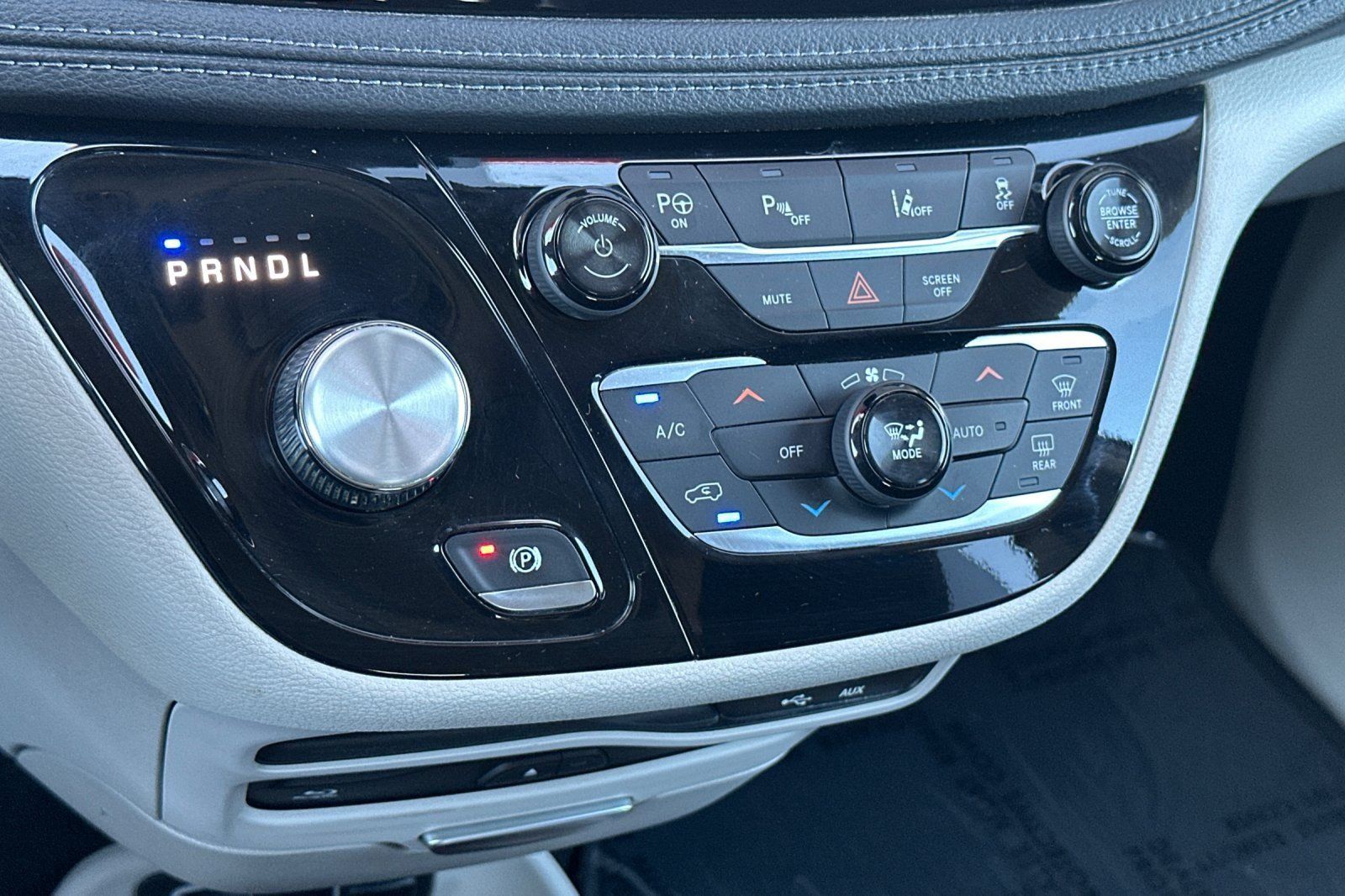 Used 2019 Chrysler Pacifica Limited w/ Advanced Safetytec Group FWD image 22