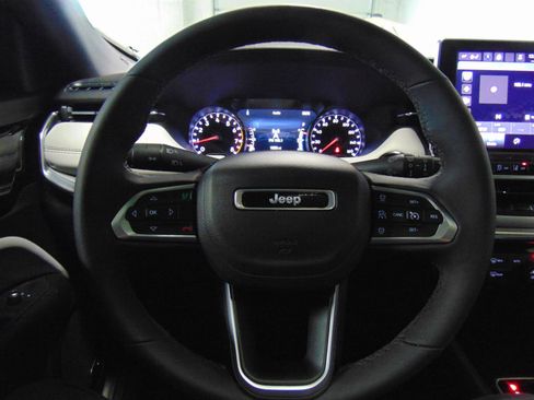 Used 2024 Jeep Compass Limited w/ Sun and Sound Group AWD/4WD image 17