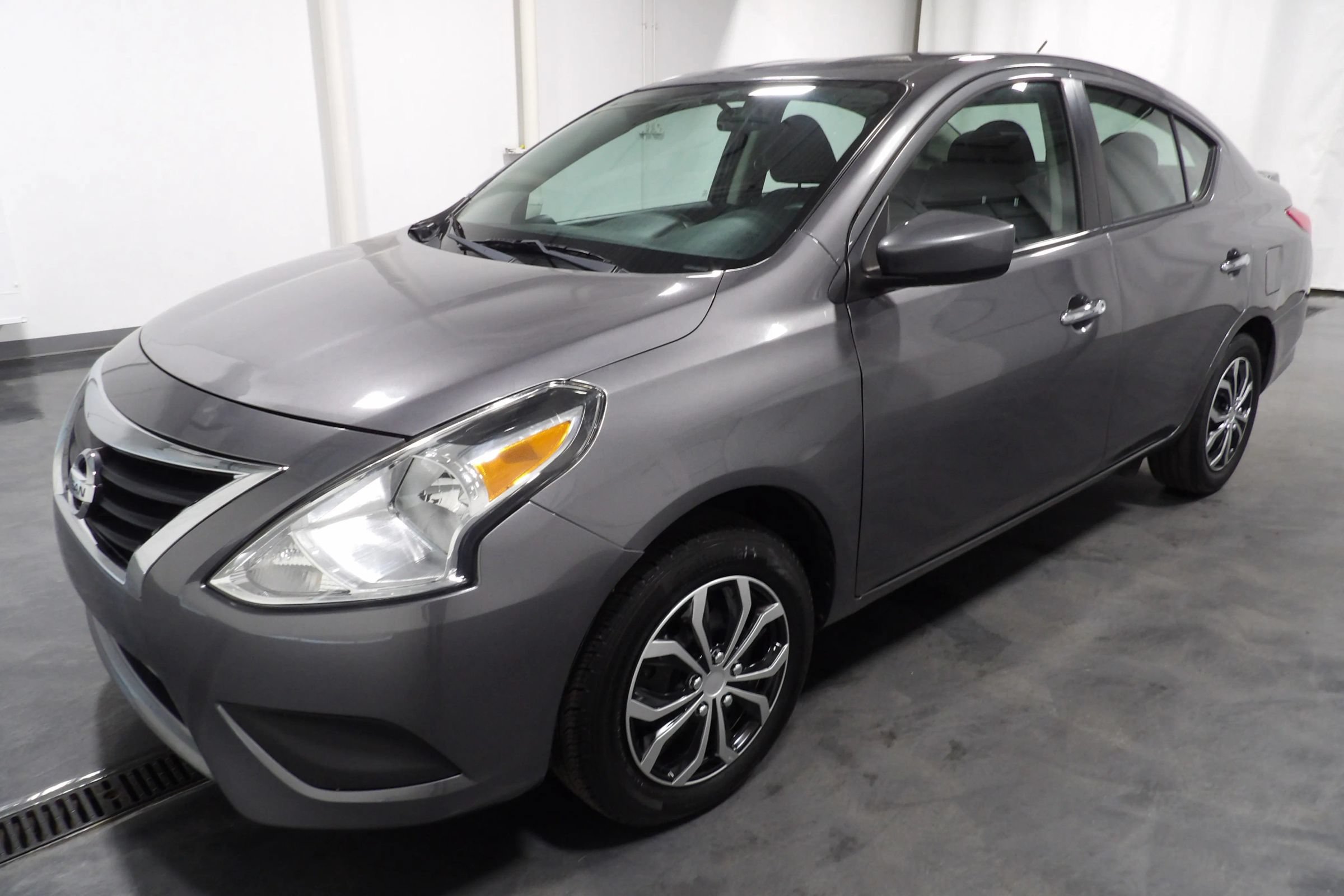 Used 2018 Nissan Versa SV FWD image 3
