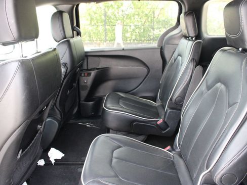 Used 2026 Chrysler Pacifica Limited FWD image 19
