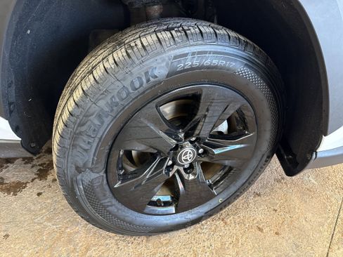 Used 2021 Toyota RAV4 XLE w/ Convenience Package image 13