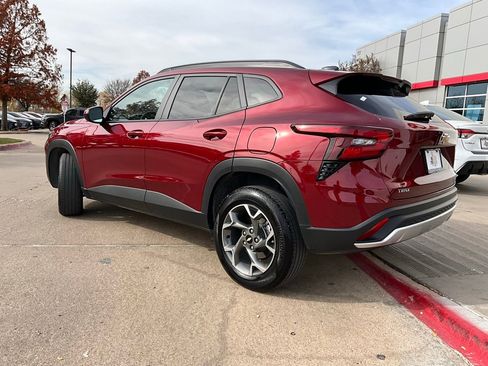 Used 2025 Chevrolet Trax LT image 8