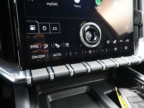 Used 2024 GMC Acadia AT4 w/ Luxury Package image 17