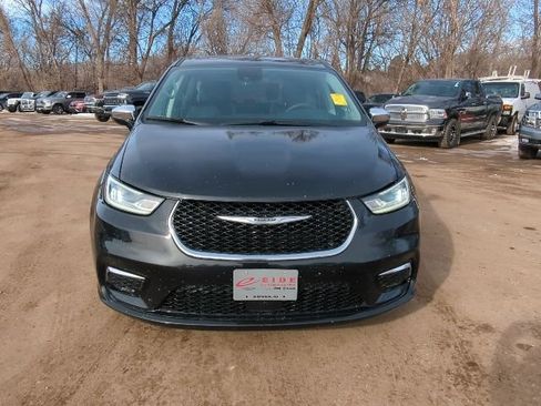 Used 2023 Chrysler Pacifica Limited image 4