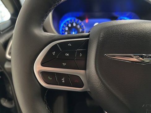 Used 2025 Chrysler Pacifica Select image 18