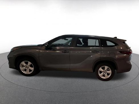 Used 2025 Toyota Highlander LE FWD image 8