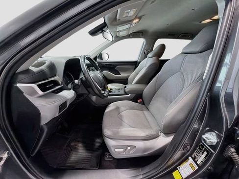 Used 2023 Toyota Highlander LE AWD/4WD image 17