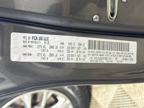 Used 2019 Jeep Cherokee Latitude Plus w/ Cold Weather Group AWD/4WD image 26