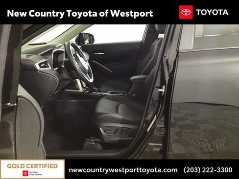 Used 2022 Toyota Corolla Cross XLE image 9