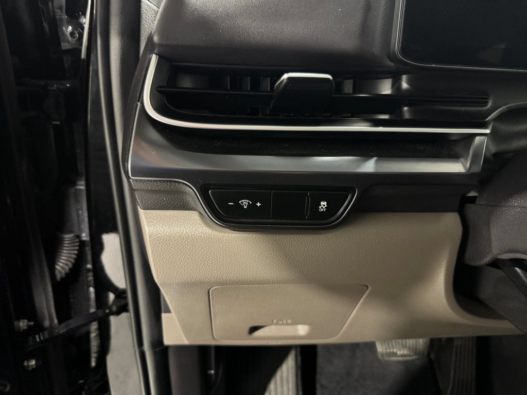 Used 2025 Kia Carnival FWD image 35