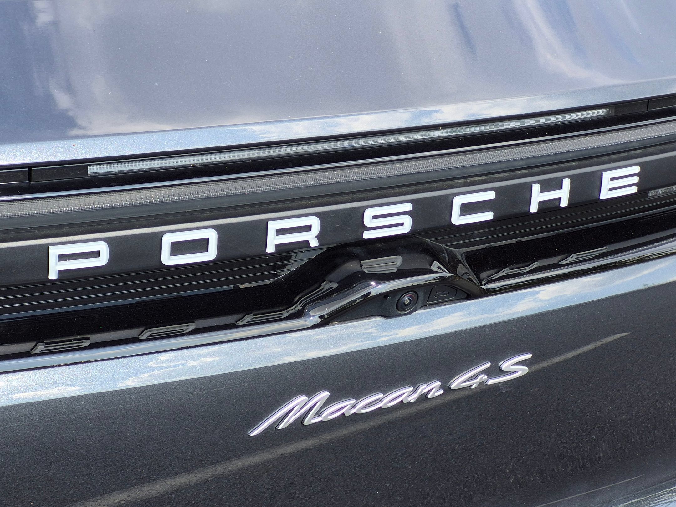 Certified 2025 Porsche Macan 4S Electric AWD/4WD image 31